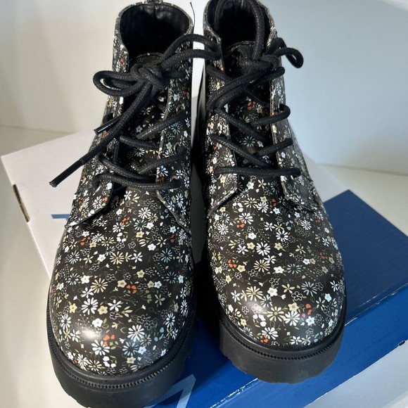 Arizona Women Lug Sole Boots Size 6 M NEW 90s Vibe Black Floral Memory Foam - Picture 7 of 8